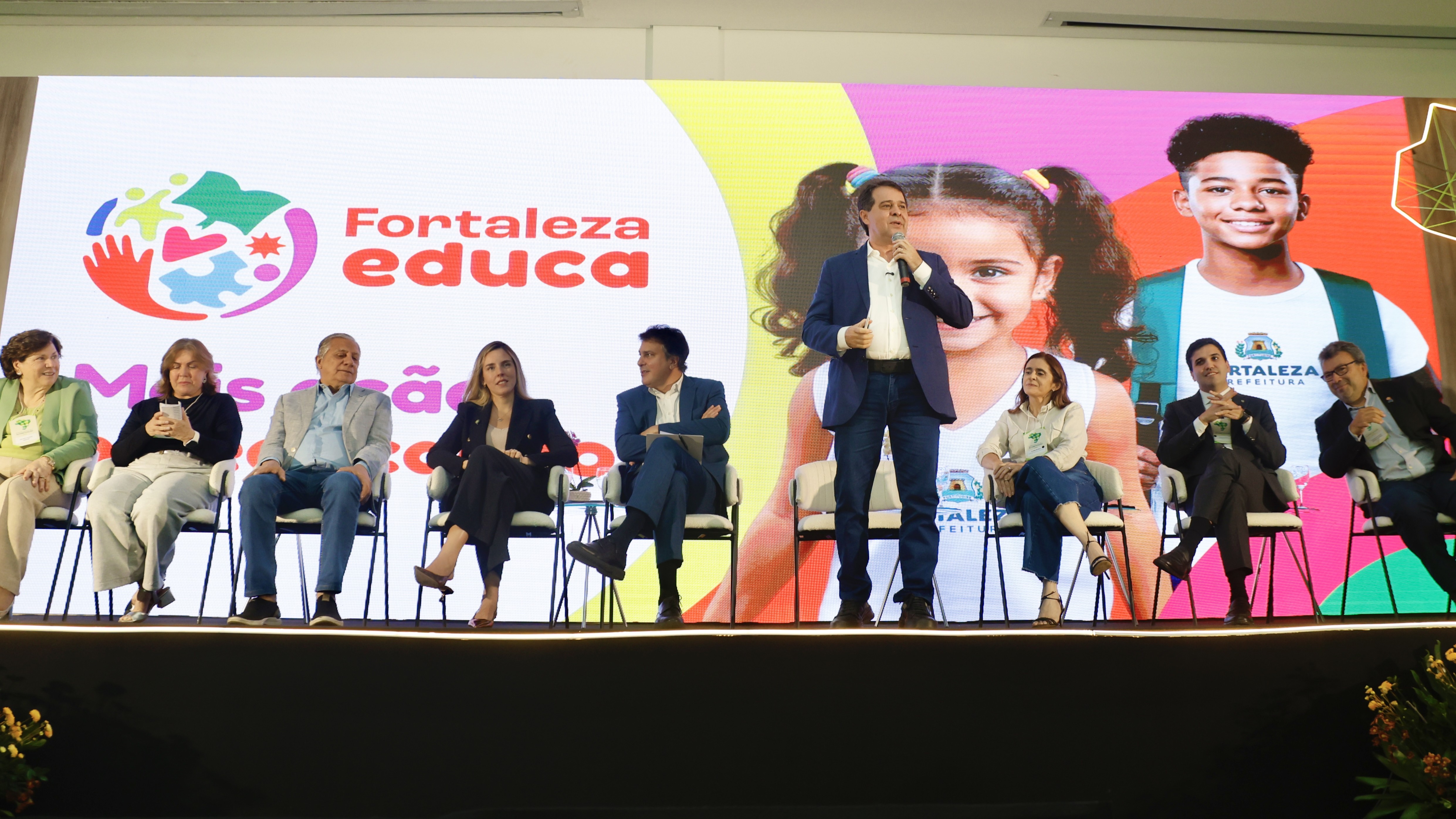 prefeito evandro fala no palco do evento